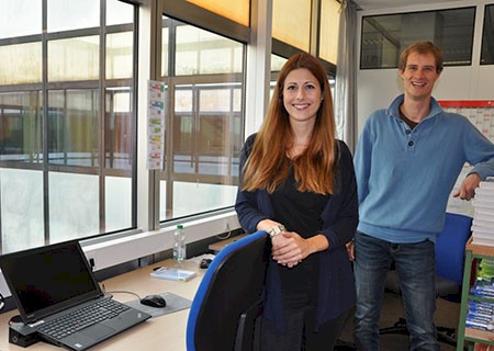 Studienrätin Nadine Wille und Studienrat Christian Wolf in ihrem neu eingerichteten Lehrerbüro
