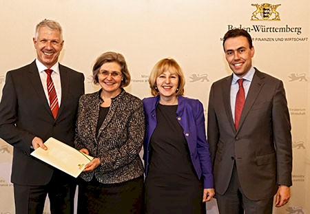 Landrat Dr. Heiko Schmid (links) und die Rektorin der Karl-Arnold-Schule Renate Granacher-Buroh (zweite von links) erhielten heute den Förderbescheid für die Lernfabrik 4.0 aus den Händen von Wirtschaftsminister Dr. Nils Schmid (rechts) und Staatssekretärin Marion von Wartenberg (zweite von rechts).