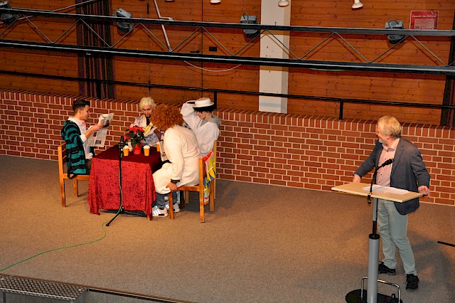 Der Abteilungsleiter für Fertigungs- und Fahrzeugtechnik, Matthias Gauckler, freut sich am Sketch seiner KfZ-Schüler