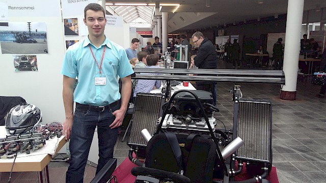 Markus Schneider neben seinem Rennkart