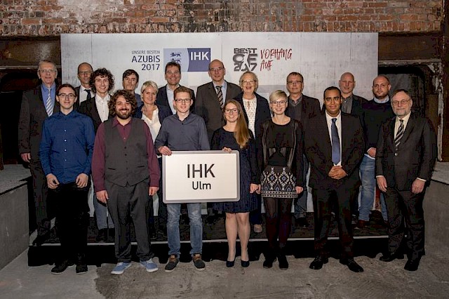 Jonas Ruchti (vordere Reihe, dritter von links) mit den anderen Preisträgern der IHK Ulm
