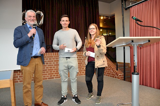 von links Abteilungsleiter Matthias Gauckler und die Auszubildenden Georg Berschiminski und Gina Fischer