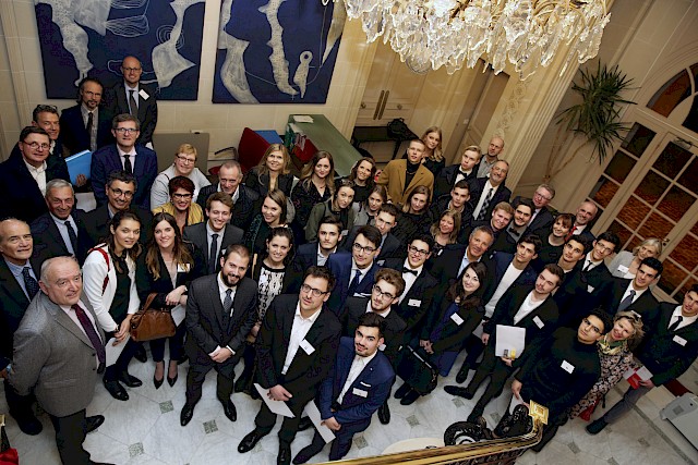 Die Siegerteams aus Deutschland, Frankreich, Italien, Luxemburg und Schweden beim European Event des Planspiels Börse in Paris. Foto: Deutscher Sparkassenverlag