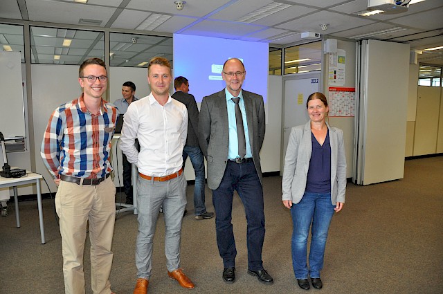 von links Daniel Kniele, Dominik Ludwig, Abteilungsleiter Klaus Gretzinger und Klassenlehrerin Maria Groll