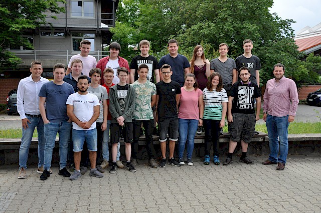 Die Abschlussklasse 2BFM/E2 mit Klassenlehrer Amann