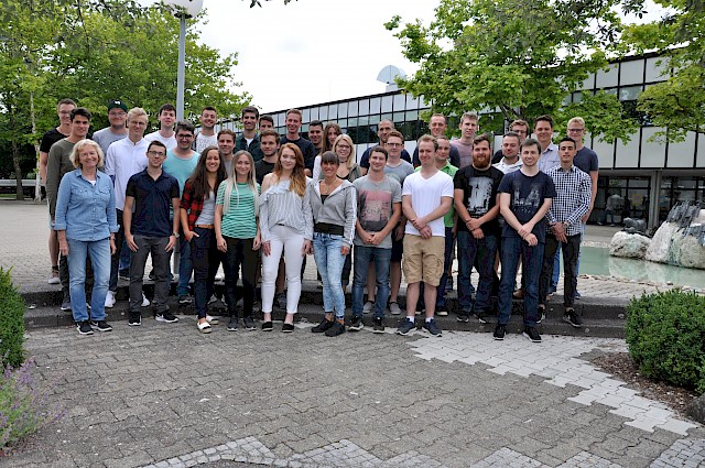Die beiden BKFH-Klassen der Karl-Arnold-Schule mit den Klassenlehrern Martina Heck (vorne links) und Hannes Rometsch (hinten Mitte rechts)