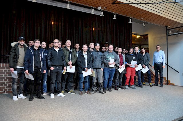 Das vierte Lehrjahr der Energie- und Gebäudetechniker mit ihrem Klassenlehrer Herr Hamm