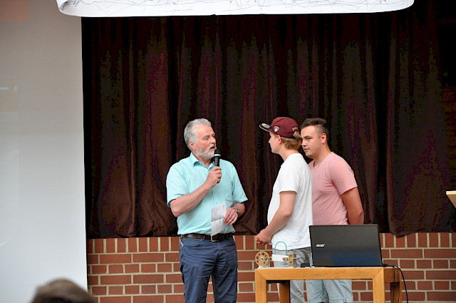 Abteilungsleiter Matthias Gaukler bedankt sich bei den beiden Zerspanungsmechanikern Max Siegert sowie Niclas Hofherr für ihre Präsentation