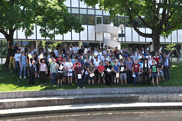 Es lässt sich gut lachen mit dem Abschlusszeugnis in der Hand
