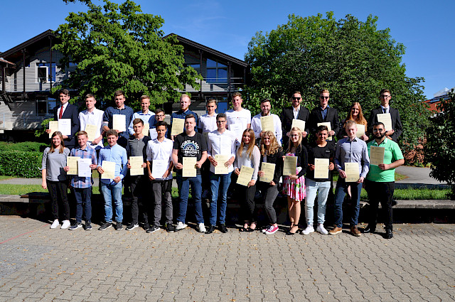Frau Müller mit den glücklichen Absolventen