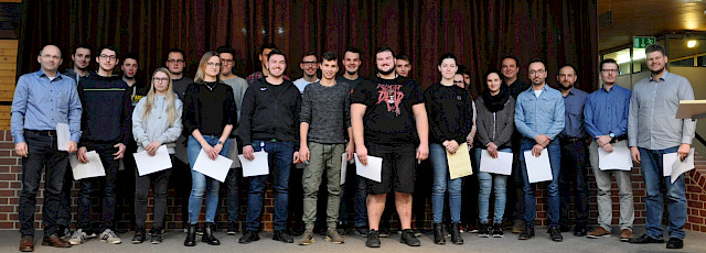 Die Absolventen freuen sich über ihre Belobigungen und Abschlusszeugnisse