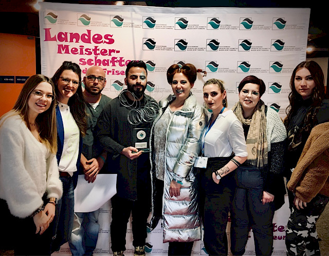 von links nach rechts: Nina Buda, die Fachlehrerin Britta Glaser, Nawras Bashir, Mahmoud Almahmi, Silvana Peric, Madeleine Henle, Sophia Hartmann, Pascal Tschugg