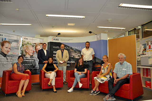 sitzend von links Christine Zecha, Cagla Altundas, Annette Müller, Susann Schmelz und Matthias Gauckler, stehend von links Pascal Angladagis, Claudius Städele und Alexander Merk