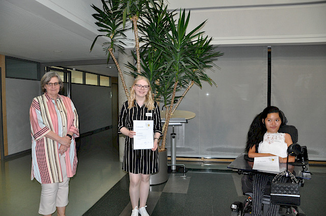 von links Schulleiterin Renate Granacher-Buroh, Carina Königsperger und Pia Noi Schmid