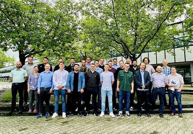 Die Technikerklasse mit ihren Lehrern (ganz links und ganz rechts)