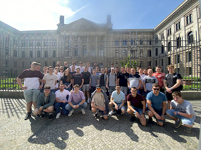 Die Besuchergruppe vor dem Bundesrat.