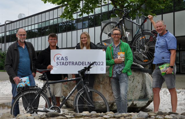 Erfolgreiche Teilnehmer des Stadtradelns: von links Klaus Gretzinger, Noah Mayer (TGG12/2) Lena Mohr (TGG12/2), Oliver Mohnen und Wolfgang Wagner