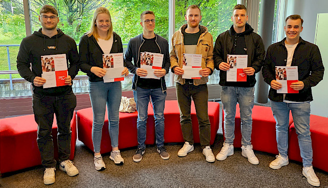 Die erfolgreichen Schülerinnen und Schüler der KAS bei der Übergabe der Preise in der Hauptstelle der Kreissparkasse Biberach.