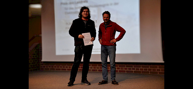 Klassenlehrer Klaus Eberle (rechts) überreicht Jonas Renz den Preis des Landrats