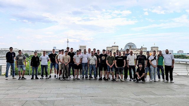 Gruppenbild auf dem Balkon des Kanzleramts mit Blick auf das Regierungsviertel